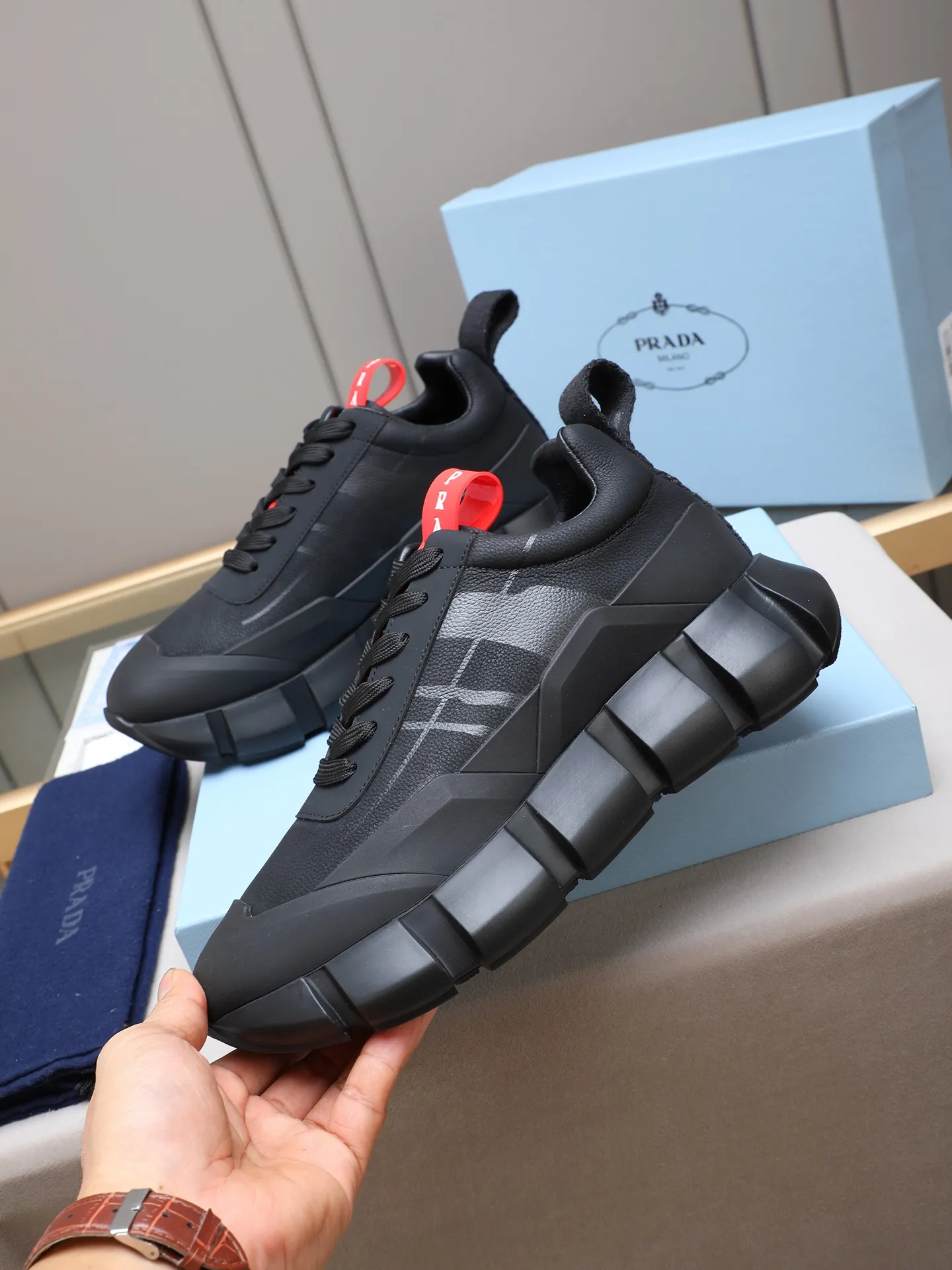 Men's shoes 💰500 PRADA/Prada men's lace-up casual sports shoes, the upper is made of imported first-layer calfskin, soft, comfortable and breathable ➕ washed sheepskin! The tongue is decorated with the PRADA brand letter logo. The rubber thick sole echoes the red label tongue. The style is fashionable and elegant. The details are carefully crafted. A casual sports shoe with a super western style and excellent breathability!  Size: 38-44 (45 46 customized)
